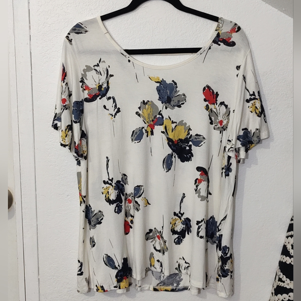 NWT Maurices 24/7 Floral Flutter Sleeve Cross Back Top